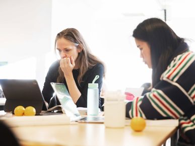 To elever arbejder koncentreret på computer i klasselokalet