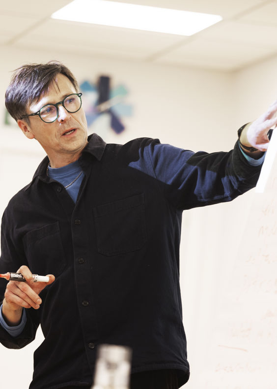 Underviser ved tavle