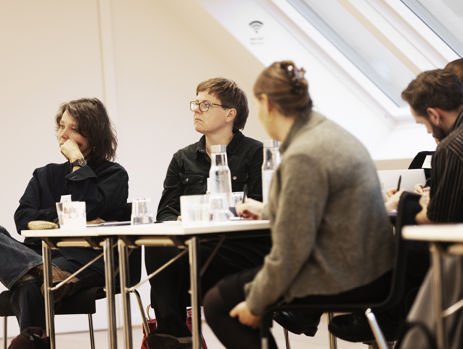 Tre gymnasielærere følger med i undervisningen