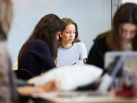 To elever arbejder tæt sammen i klasselokalet